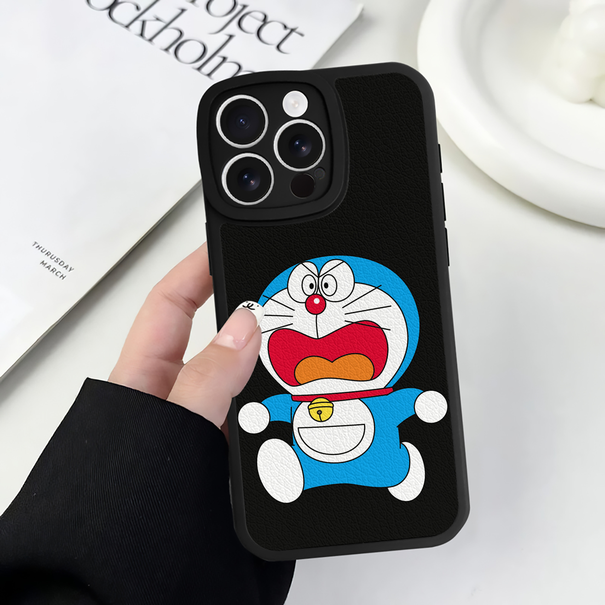 （画像用） ドラえもん Doraemon 【iPhone 16シリーズ対応】シリコンスマホケース（レザー調） 材質：シリコン
